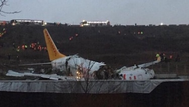 Avión se sale de pista al aterrizar en Estambul dejando un muerto y 157 heridos