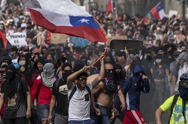 Sebastián Piñera  pide perdón y anuncia medidas sociales para acallar protestas