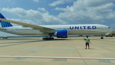United Airlines pondrá a trabajadores no vacunados en licencia forzosa