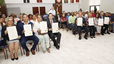 Tribunal Electoral entrega credenciales a diputados electos en el 8-10