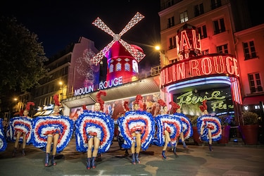 El Moulin Rouge saca el cancán a la calle para festejar sus nuevas aspas