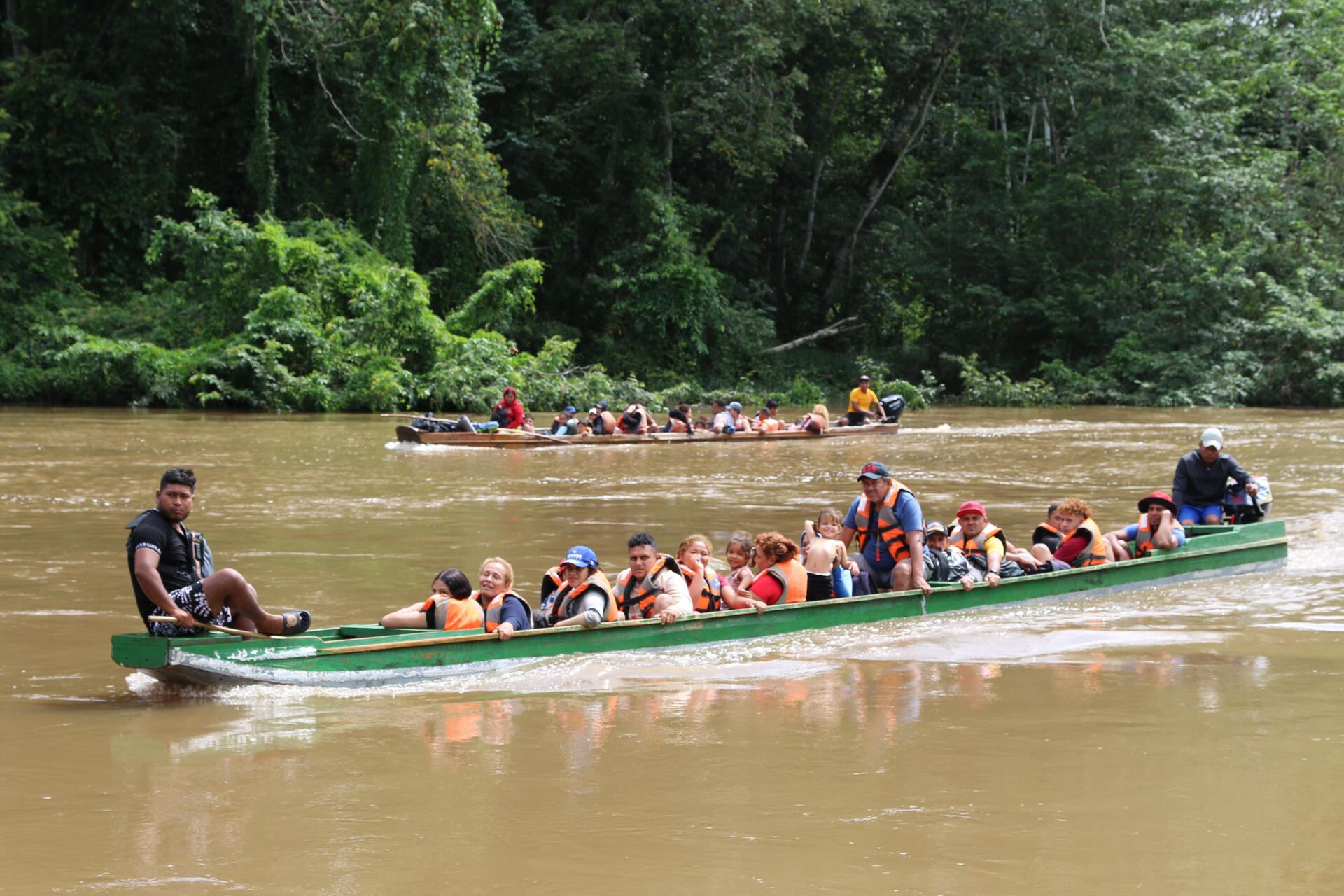 Los migrantes deben cruzar ríos caudalosos en su travesía por la selva darienita. EFE/ Moncho Torres
