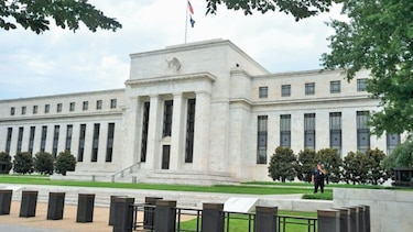 Lento crecimiento de los salarios en agenda de la FED