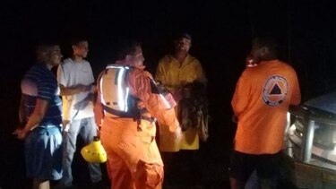 Sinaproc rescata a hombre que quedó atrapado por crecida de riachuelo