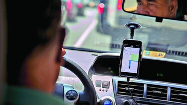 Taxis desisten de combatir a Uber y Lyft