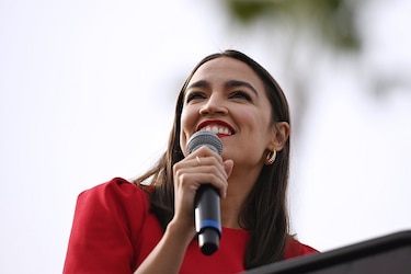 La estrella demócrata Alexandria Ocasio-Cortez, reelecta en Nueva York