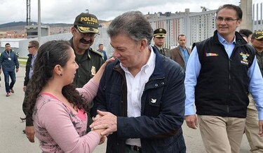 Santos pide no 'caer en trampa de los terroristas'