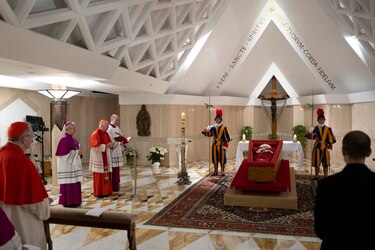 Ritual oficial: El Vaticano publica las primeras imágenes del féretro del papa Francisco