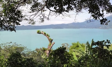 El Salvador estudia coloración turquesa del lago de Coatepeque
