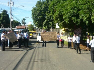 Docentes en Macaracas de Los Santos paralizan jornada; exigen pago al Meduca