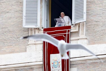 El papa dice que no se puede negar ni olvidar el Holocausto y pide combatir antisemitismo