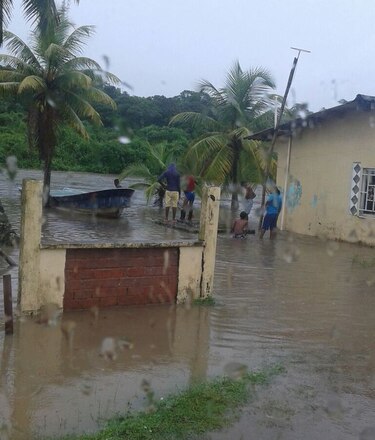 Varias viviendas inundadas por desbordamiento de río en Colón