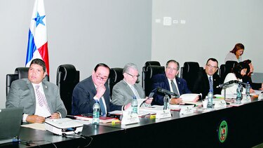 Política bloquea debate legislativo