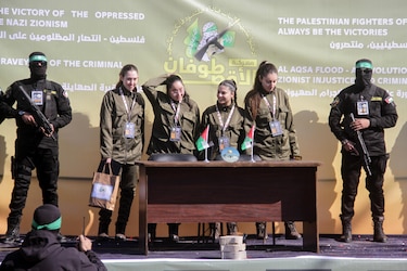 Cuatro rehenes liberadas por Hamás llegan a Israel en un nuevo intercambio en Gaza