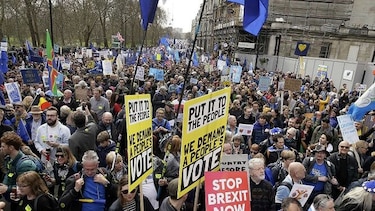 Anti-brexit salen a la calle y May se apura en convencer a los diputados