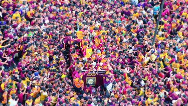 Marea humana en Manila por procesión