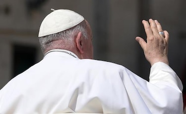 Concluye sin complicaciones la operación de hernia abdominal del papa Francisco