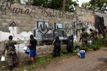 Policía de El Salvador declara la guerra a grafitis de pandillas