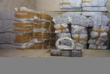 Hallan cerca de una tonelada de cocaína en una cueva en Panamá