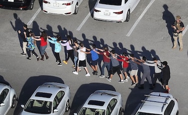 Informe sobre masacre en escuela de Parkland pide armas a maestros y marcar áreas seguras