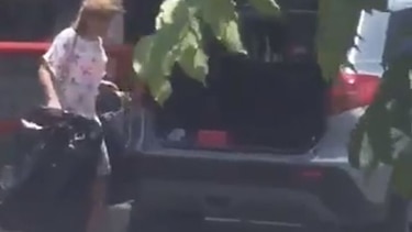 Sancionan con multa de $300 a mujer que lanzó bolsas de basura al río