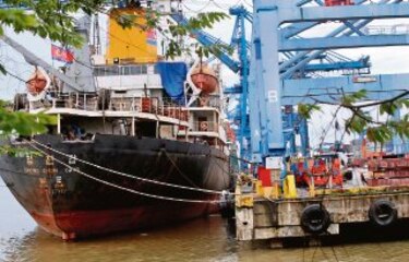 Barco debe pagar la multa antes de salir
