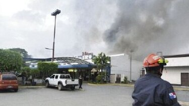 Investigan incendio en supermercado