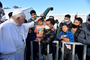 El papa denuncia en Lesbos el ‘naufragio de la civilización’ que abandona a los migrantes