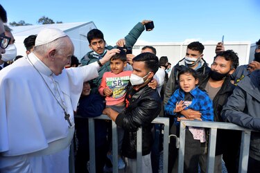 El papa denuncia en Lesbos el ‘naufragio de la civilización’ que abandona a los migrantes