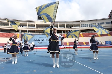 Con una exhibición de bandas de música rinden honores a la Patria en el Rommel Fernández 