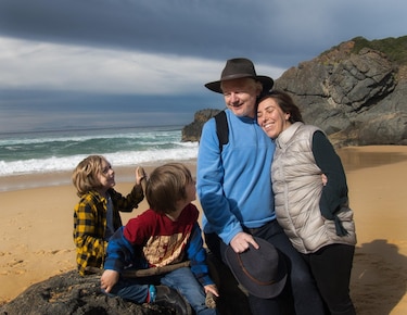 Assange se recupera tras su liberación con sus hijos y esposa en una playa de Australia