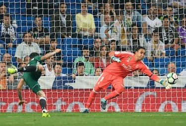 Real Madrid pierde ante Betis y ve alejarse al Barcelona