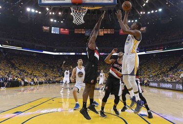 Durant brilla en debut de los Warriors en 'playoff'