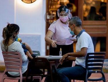 Sosegada apertura de restaurantes y comercios