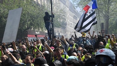 Incendios y gases lacrimógenos durante protesta en París