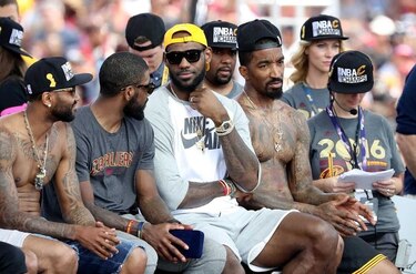 Obama felicita a los campeones y bromea: 'pónganse una camiseta'