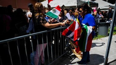 Lágrimas y serenatas en el tributo al cantante mexicano José José