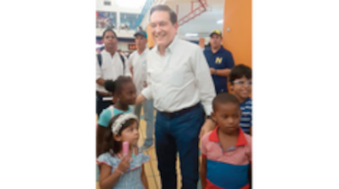 Comida, transporte y ‘souvenirs’ para los jóvenes que quiere conquistar el PRD