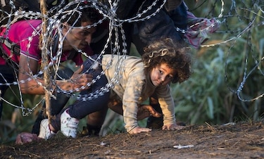 Hungría concluye el tendido de la valla alambrada en su frontera con Serbia