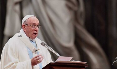 El papa Francisco insta a dejar atrás el consumismo y las charlas vacías en 2018