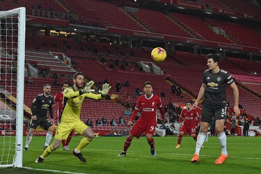 El Manchester United da la cara en Liverpool y mantiene el liderato