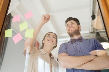 Emprendedores panameños terminan un año de aprendizaje ofreciendo un bazar navideño