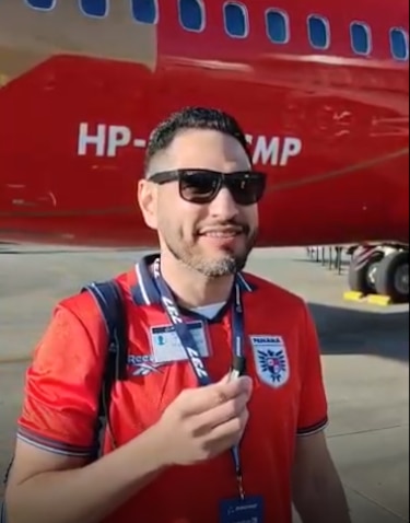 Ernesto De León, detrás del avión que llevará a Panamá al Mundial