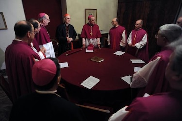 Cardenales se reúnen mañana para preparar cónclave sin candidato fuerte