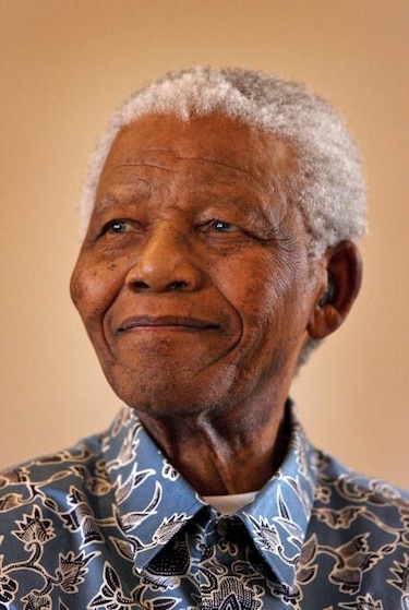 Mandela respira con normalidad, dice su exesposa