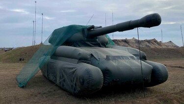 Tanques inflables y artillería empaquetada: así es la ‘guerra de utilería’ con la que Ucrania intenta engañar a las fuerzas rusas