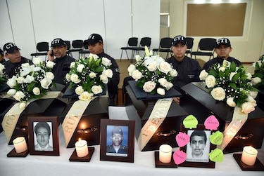 Restos de 29 desaparecidos son entregados a sus familias en Colombia