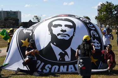 Simpatizantes de Jair Bolsonaro le manifiestan su apoyo mientras se recupera de la Covid-19