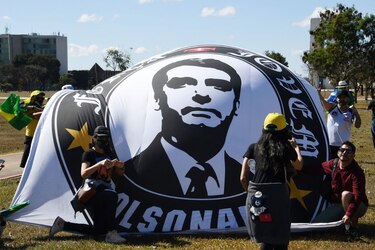 Simpatizantes de Jair Bolsonaro le manifiestan su apoyo mientras se recupera de la Covid-19