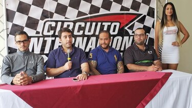 A la pista, pilotos de motos y autos en La Chorrera
